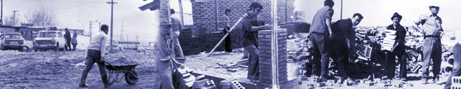 Foto de archivo de Orcasitas. Vecinos ayudándose a construir sus casas en el barrio.